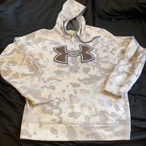 Men’s under armor hooded sweatshirt in good condition!